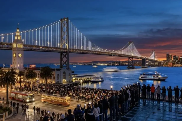 Мост и вечерний городской пейзаж