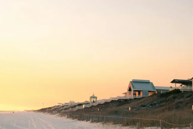 beach cottage exterior no people | Photo: Esteban Carriazo / Pexels