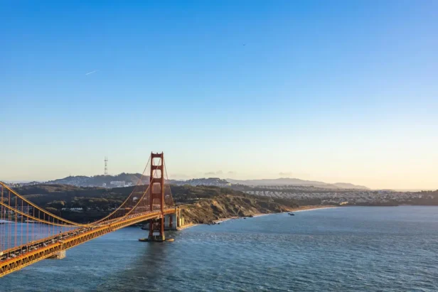 Golden Gate Bridge sunrise | Photo: Robert So / Pexels